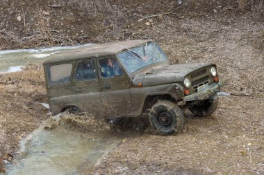 Kışın, tuzak aracın arazi her nehirden çekti Rus SUV'lar çamur rally   