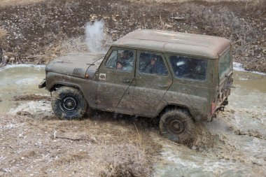 Kışın, tuzak aracın arazi her nehirden çekti Rus SUV'lar çamur rally   