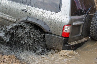 Kışın, tuzak aracın arazi her nehirden çekti Rus SUV'lar çamur rally   