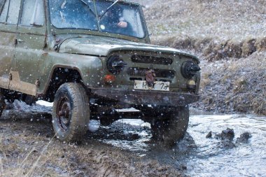 Kışın, tuzak aracın arazi her nehirden çekti Rus SUV'lar çamur rally   