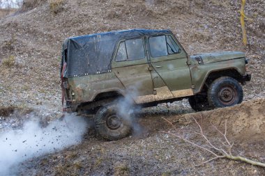 Kışın, tuzak aracın arazi her nehirden çekti Rus SUV'lar çamur rally   
