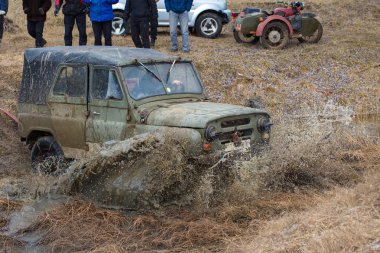 Kışın, tuzak aracın arazi her nehirden çekti Rus SUV'lar çamur rally   