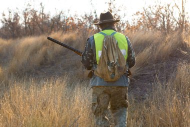 Bir şapka ve bir silah bozkır, avını arayan avcı av için amaçlamaktadır