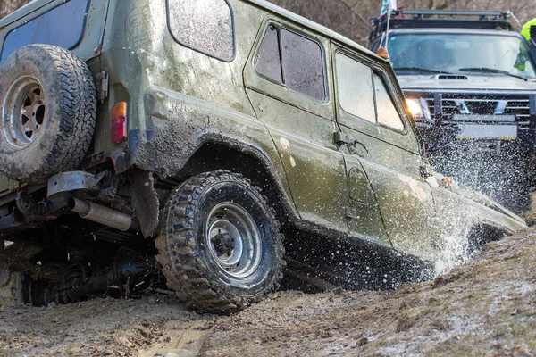 Reunião Suvs Russos Lama Inverno Veículo Todo Terreno Preso Puxado — Fotografia de Stock