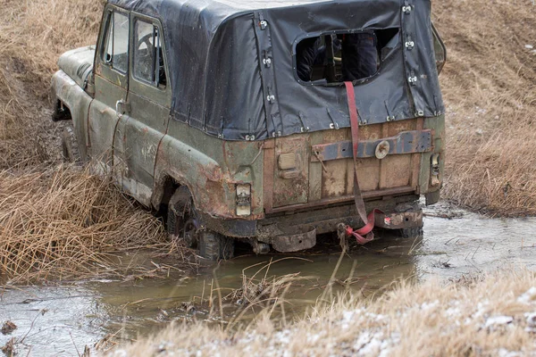 Reunião Suvs Russos Lama Inverno Veículo Todo Terreno Preso Puxado — Fotografia de Stock