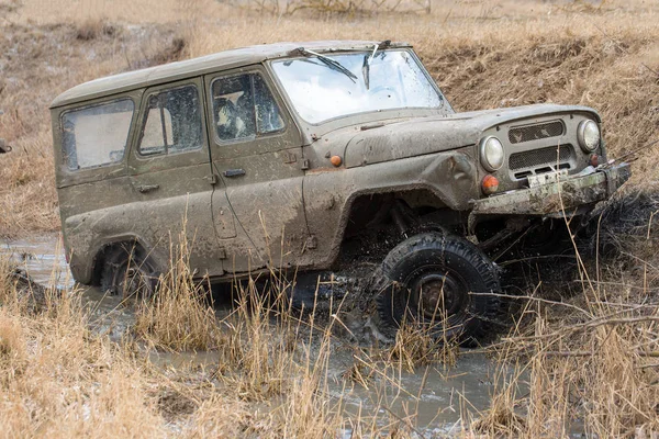 Reunião Suvs Russos Lama Inverno Veículo Todo Terreno Preso Puxado — Fotografia de Stock