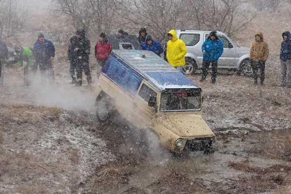 Rallye Auf Russischen Geländewagen Schlamm Winter Eingeklemmtes Geländefahrzeug Aus Dem — Stockfoto