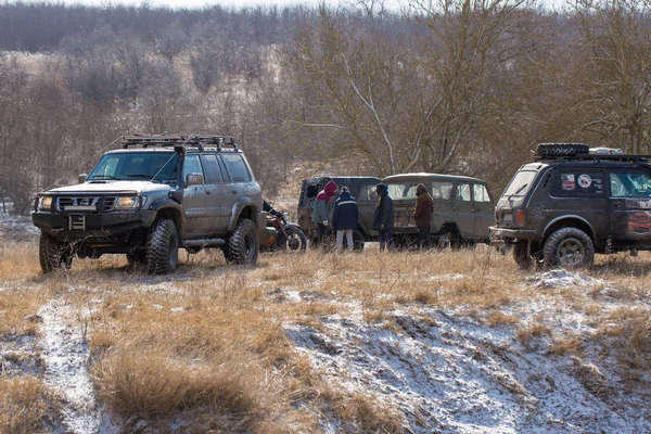 Rajd Rosyjski Suv Błocie Zimie Uwięzionych Terenowy Wycofał Się Rzeki — Zdjęcie stockowe