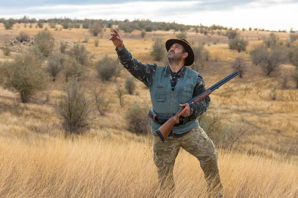 Chasseur Avec Chapeau Une Arme Feu Recherche Proies Dans Steppe — Photo