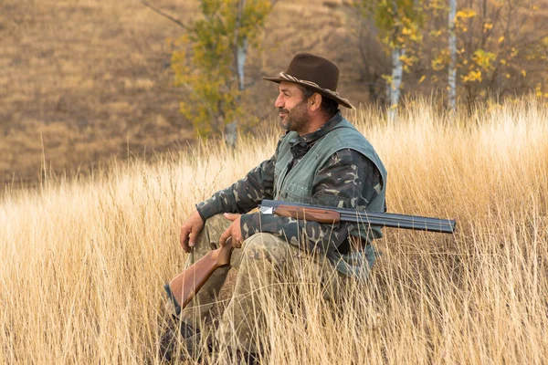 Chasseur Avec Chapeau Une Arme Feu Recherche Proies Dans Steppe — Photo