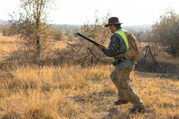 Jägare Med Hatt Och Pistol Jakt Efter Byten Stäppen Syftar — Stockfoto