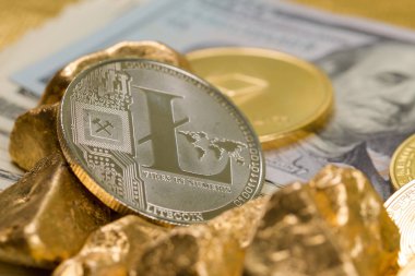 Kripto altın sikkeler - Bitcoin, Ethereum, Litecoin altın külçelerin arka planında. Sanal para kavramı.