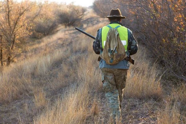 Hunter Hat Gun Search Prey Steppe Aims Prey — Stock Photo, Image