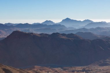 Sina Dağı şaşırtıcı güneş doğarken, güzel şafak Mısır, dağ manzarası güzel. Panorama.