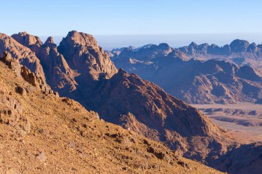 Sina Dağı şaşırtıcı güneş doğarken, güzel şafak Mısır, dağ manzarası güzel. Panorama.