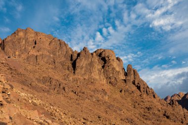 Sina Dağı şaşırtıcı güneş doğarken, güzel şafak Mısır, dağ manzarası güzel. Panorama.