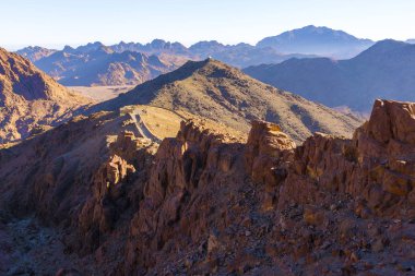 Sina Dağı şaşırtıcı güneş doğarken, güzel şafak Mısır, dağ manzarası güzel. Panorama.