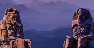 Mısır 'daki çöl dağlarında antik kalıntılar.