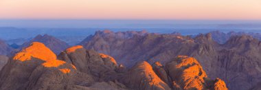Sina Dağı şaşırtıcı güneş doğarken, güzel şafak Mısır, dağ manzarası güzel. Panorama.