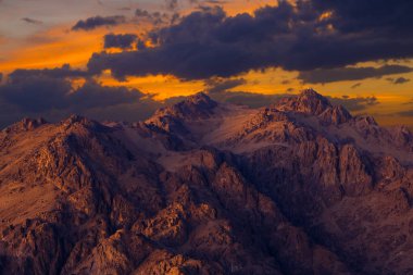 Sina Dağı şaşırtıcı güneş doğarken, güzel şafak Mısır, dağ manzarası güzel. Panorama.