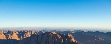 Sina Dağı şaşırtıcı güneş doğarken, güzel şafak Mısır, dağ manzarası güzel. Panorama.