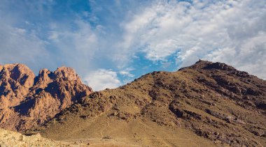 Sina Dağı şaşırtıcı güneş doğarken, güzel şafak Mısır, dağ manzarası güzel. Panorama.