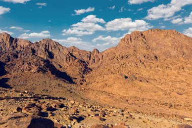 Sina Dağı şaşırtıcı güneş doğarken, güzel şafak Mısır, dağ manzarası güzel. Panorama.