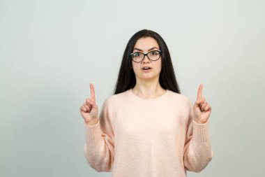 Beyaz arka plan hakkında yeni fikirleri olan gözlüklü beyaz bir kız.