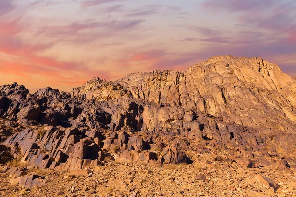 Sina Dağı şaşırtıcı güneş doğarken, güzel şafak Mısır, dağ manzarası güzel. Panorama.