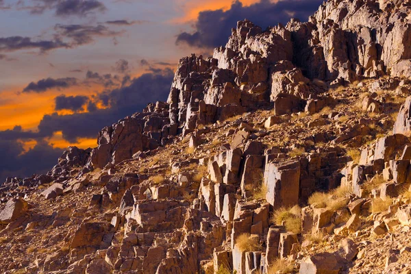 Sina Dağı şaşırtıcı güneş doğarken, güzel şafak Mısır, dağ manzarası güzel. Panorama.