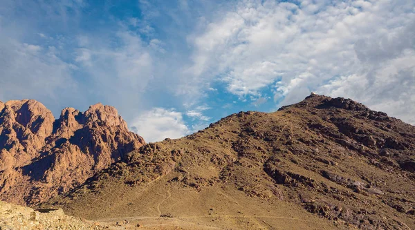 Sina Dağı şaşırtıcı güneş doğarken, güzel şafak Mısır, dağ manzarası güzel. Panorama.