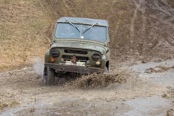 Old Suv Car Riding Outdoors — Fotografia de Stock