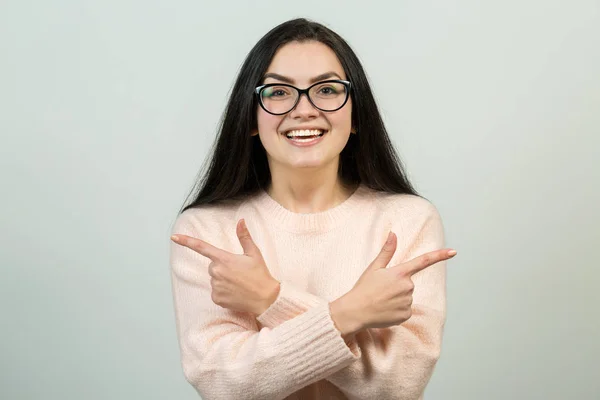Junge Kaukasische Mädchen Brille Zeigen Mit Den Fingern Auf Weißem — Stockfoto