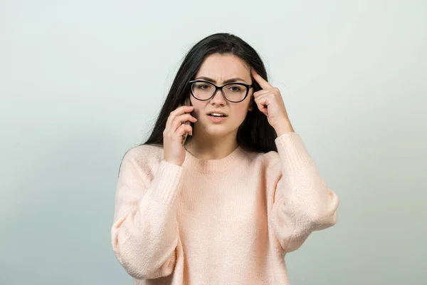 Młody Kaukaski Dziewczyna Okulary Mówi Smartfon Biały Tło — Zdjęcie stockowe