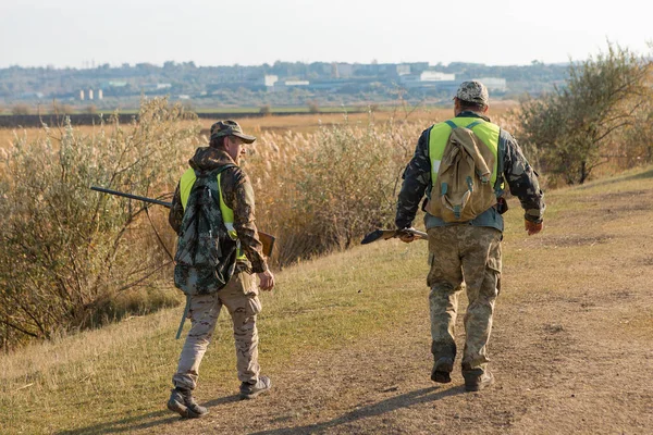 Male Hunters Shotgun Hunting Outdoors — Stok fotoğraf