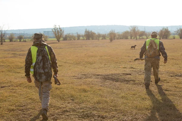 Male Hunters Shotgun Hunting Outdoors — Stok fotoğraf