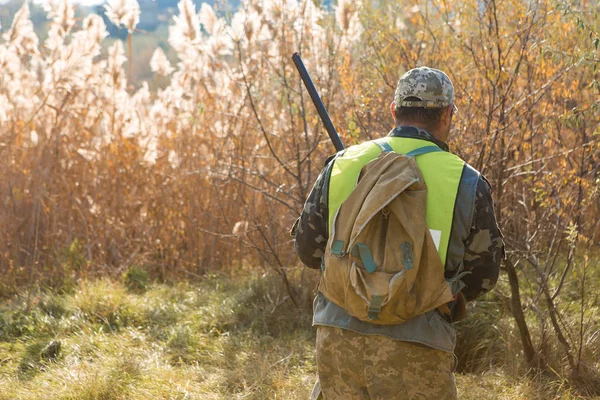 Homme Chasseur Avec Fusil Chasse Extérieur — Photo