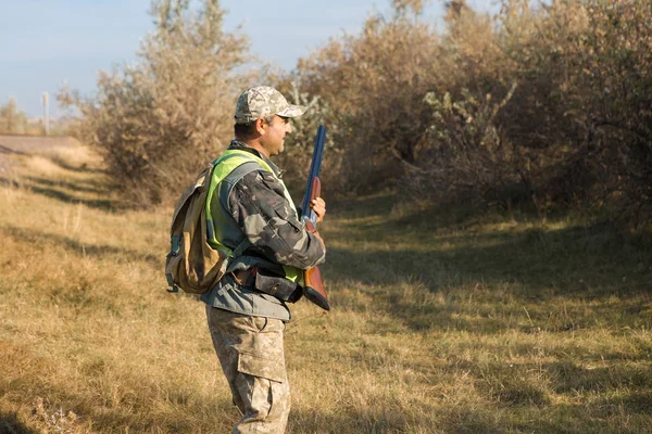 Açık Havada Tüfekli Bir Erkek Avcısı — Stok fotoğraf