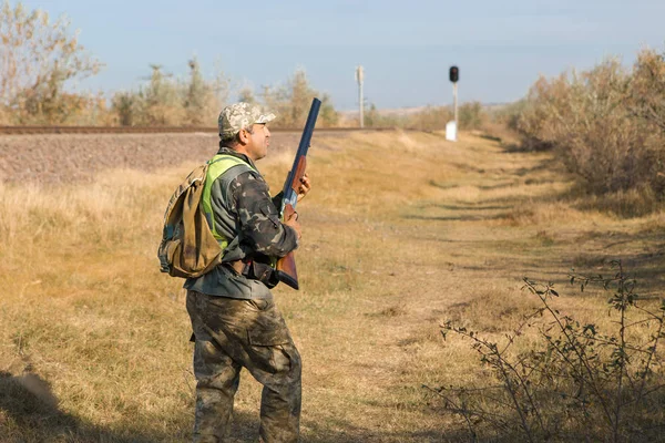 Male Hunter Shotgun Hunting Outdoors — Zdjęcie stockowe