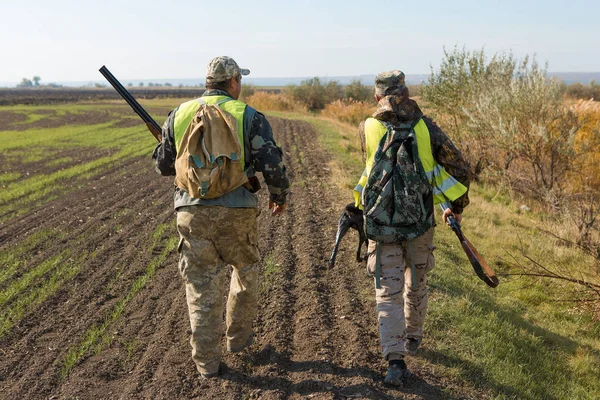 Male Hunters Shotgun Hunting Outdoors — Stok fotoğraf
