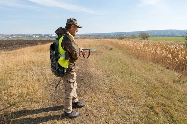 Male Hunter Shotgun Hunting Outdoors — Foto Stock