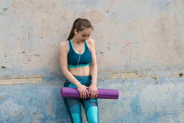 Attraente Giovane Donna Possesso Yoga Viola Tappetino Fitness Dopo Allenamento — Foto Stock
