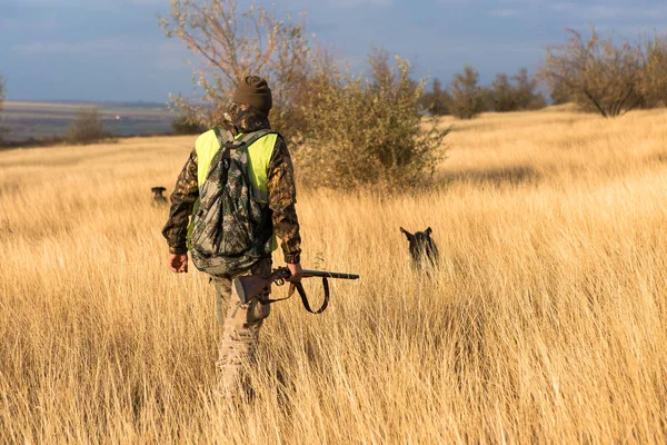 Male Hunter Shotgun Hunting Outdoors — Stock Photo, Image