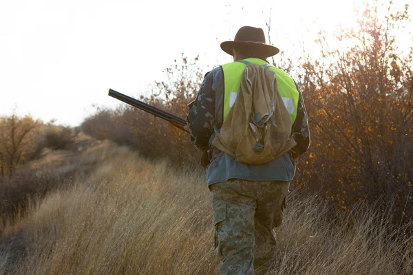 Homme Chasseur Avec Fusil Chasse Extérieur — Photo