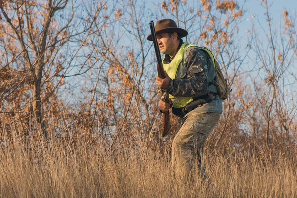 Male Hunter Shotgun Hunting Outdoors —  Fotos de Stock