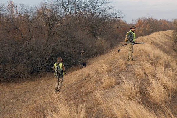 Male Hunters Shotgun Hunting Outdoors — Stock fotografie