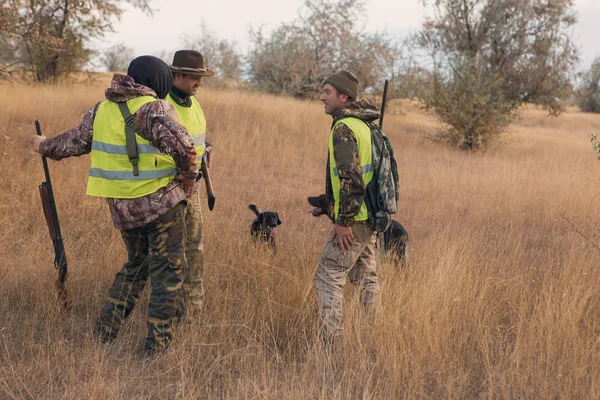 Male Hunters Shotgun Hunting Outdoors — Foto de Stock