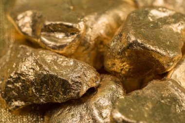 Altın değerli taşları kapatın. 