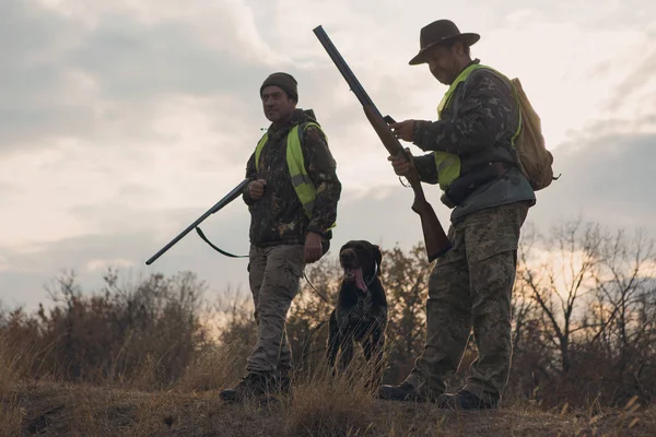 Male Hunters Shotgun Hunting Outdoors — Stock Fotó