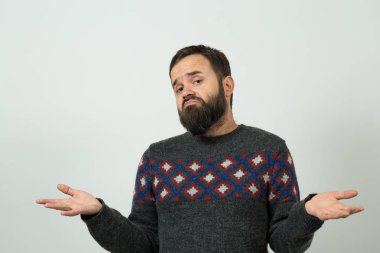 Beyaz arka planda şüpheli bir yüzü olan beyaz sakallı beyaz bir adam.